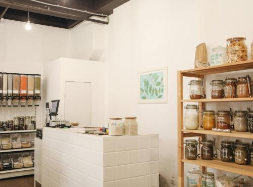 Shop overview. Reusable/refillable food shop.